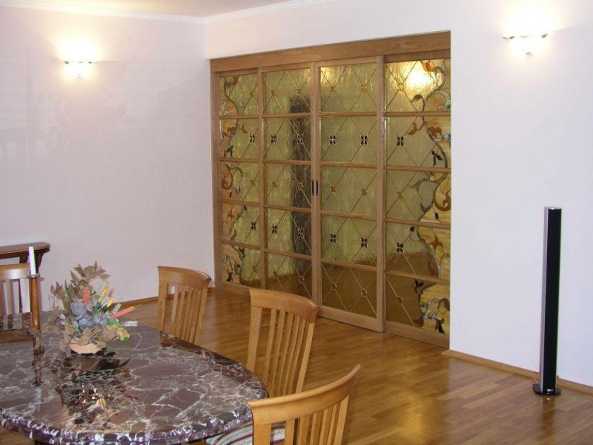 Перегородка для гостиной с цветным стеклом и декоративными вставками Барановичи