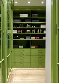Г-образная гардеробная комната в зеленом цвете Барановичи