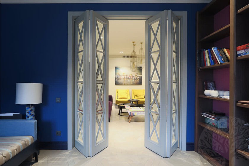 Двери гармошка  для гостиной со стеклами с разделителями Барановичи