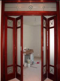 Дверь гармошка с декоративными стеклянными вставками Барановичи